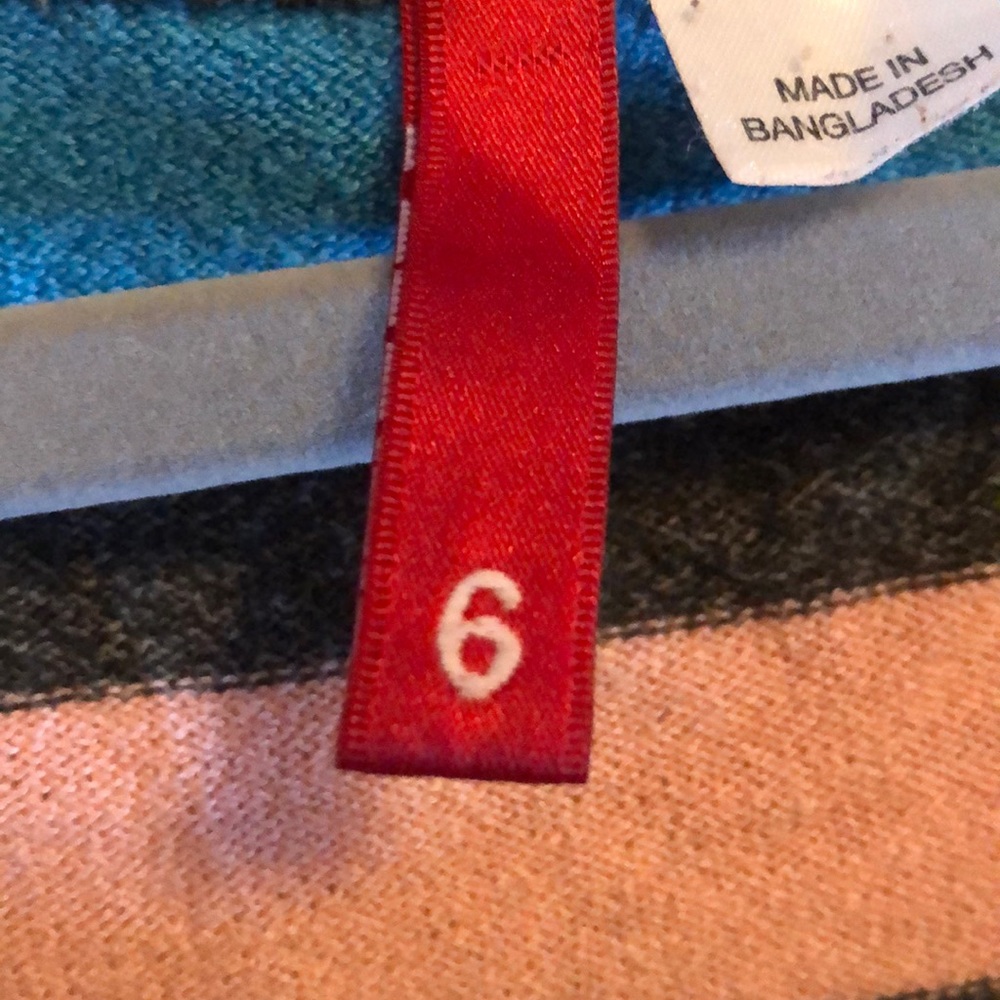 H&M Sweater - Picture 3 of 4